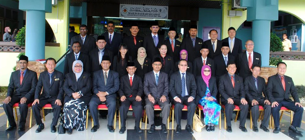 Chin Hoon (duduk, lima kanan) bersama Ahli Majlis MDS yang baharu dilantik.