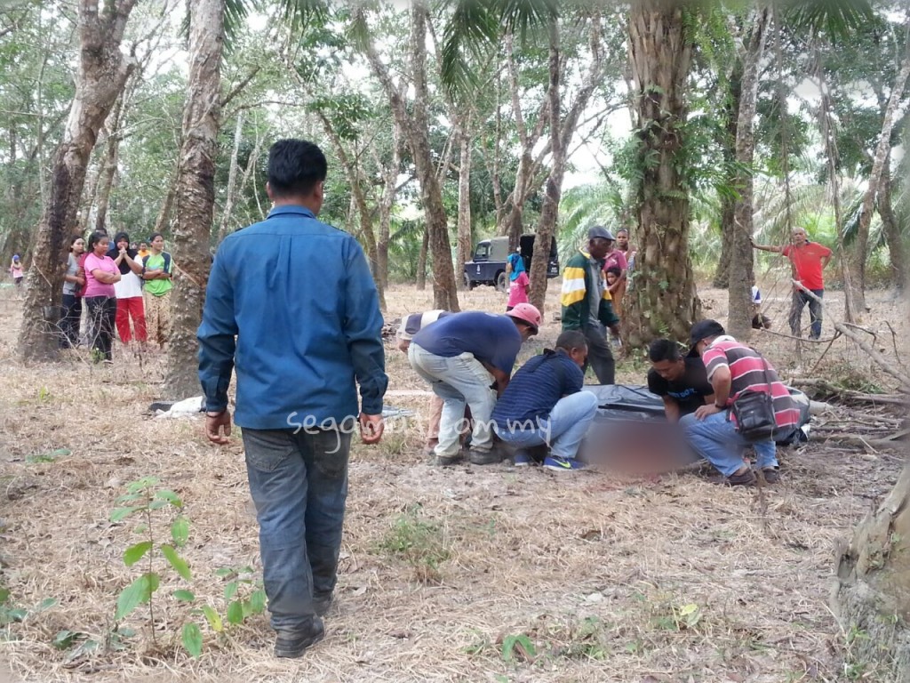 Mayat mangsa dibawa oleh pihak polis ke Hospital Segamat