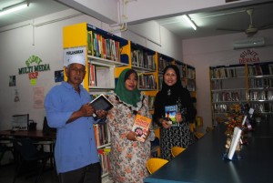 Bersama kakitangan Perpustakaan Desa Kampung Sepinang