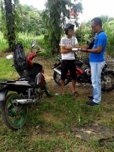 Pemeriksaan juga dilakukan terhadap penunggang motosikal untuk menangani gejala rempit dan lumba haram. | Foto Kredit Polis Daerah Segamat