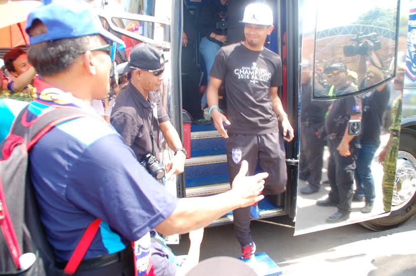 Kapten pasukan JDT, Mohd Safiq Rahim disambut oleh penyokongnya ketika tiba di Taman Yayasan, Segamat